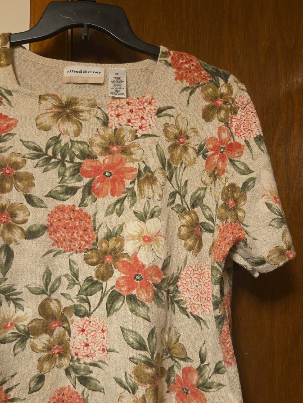 WORN ONCE Alfred Dunner Beige Floral Short Sleeve Top with Coral & Olive Accents
